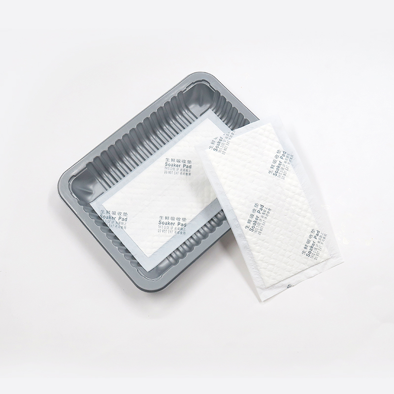 Tampon absorbant pour viande dans des plateaux en plastique sous vide et sac rétractable